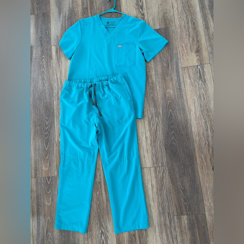 Men’s Figs Ciel blue scrubs (top and bottom) size M